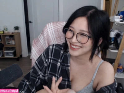 Kang Hee Yoon [ kang-hee-yoon ] - I wanna find the girl who told me 4 years ago my tits would be saggy