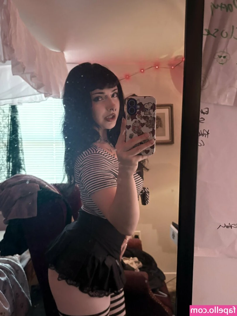 Gothnips - Who wanna wash and lick me in the shower
