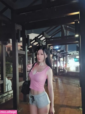 Emilyck Chan [ emilyck-chan-21 ] - good morning!!! getting wet and naughty want to come join me?😘