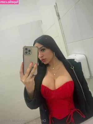 paula_flores [ paula-flores ] - Booty clappin into the weekend like yes Bish!