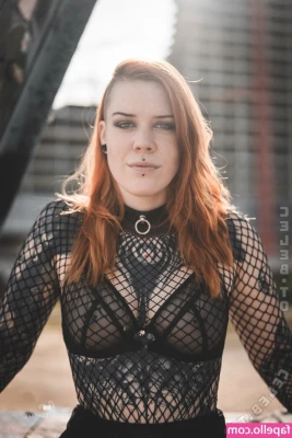 joeleen_1999 [ joeleen-1999 ] - I need someone to grab these hips so bad  I m gonna explode tonight  