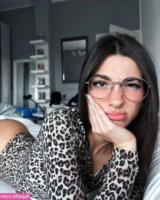 Lucrelisa - la.vica_ (twins) [ lucrelisa-la-vica-twins-1 ] - Got a nice pillow for my feet🥰🤭