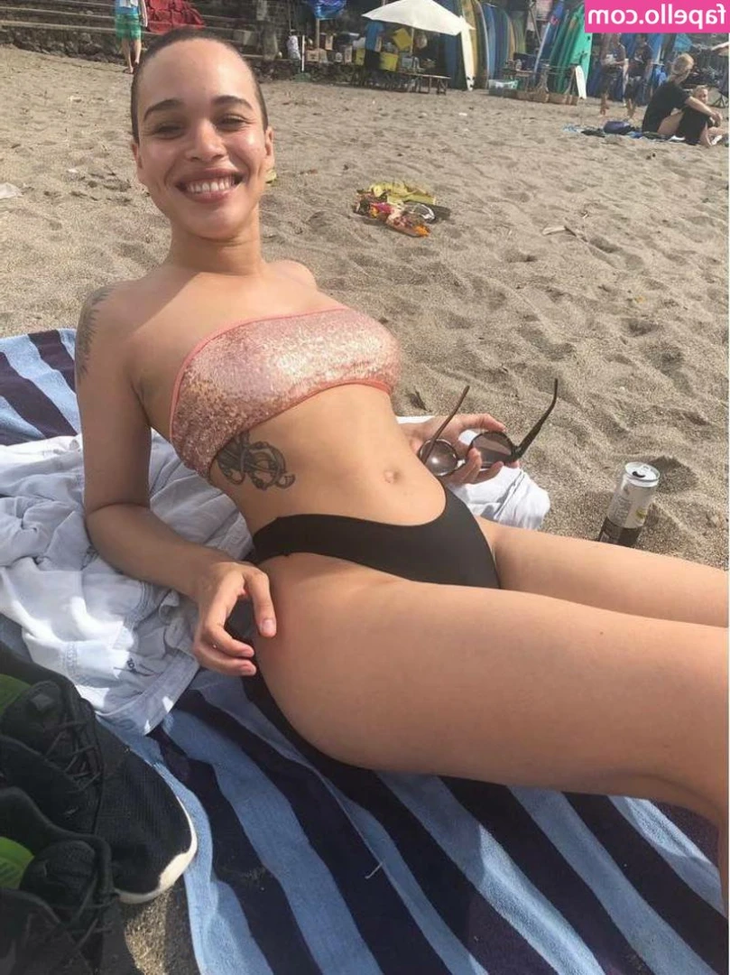 Cleopatra Coleman [ cleopatra-coleman ] - Feeling horny boys   xxx