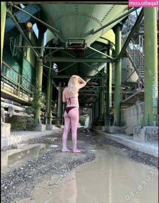 DieBlondeHannah - How would you rate my ass jiggle