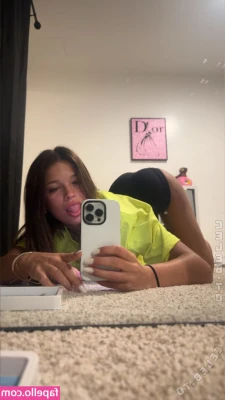 Imlylalust [ imlylalust-1 ] - En pose para recibir   y mis plantas desnudas