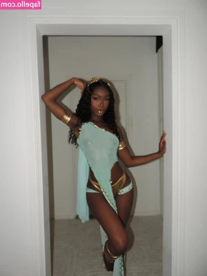 tianalaboor - I know I knowww we’re not all into foot content here.. but just
