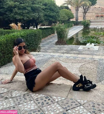 Karla Pérez [ karla-prez ] - Peekaboo pussy! 🍑