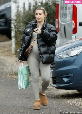 Dani Dyer [ dani-dyer ] - Just look at that grip on that ass 🍑😘🙈