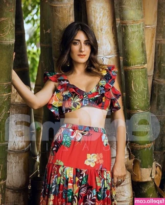 Amina Khalil [ amina-khalil ] - Am I wearing clothes underneath or not