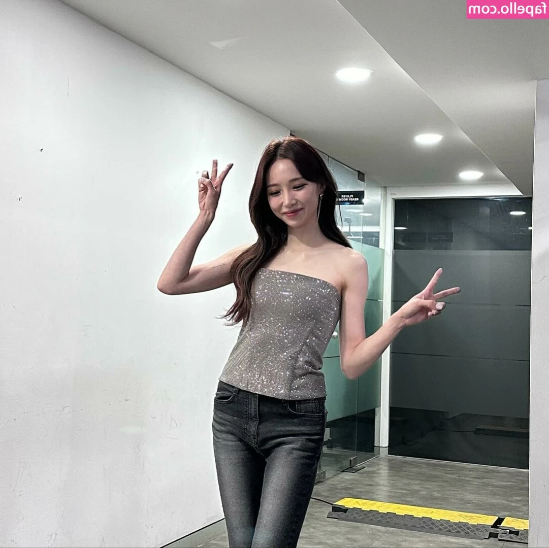 Lee "Jennlee" Jeong-hyun [ lee-jennlee-jeong-hyun ] - sports illustrated is shaking in their boots