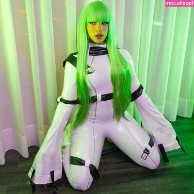 Natalie_Uwu [ natalie-uwu-7 ] - No hay nada como un rico baño y un buen masaje en los pies   a quien