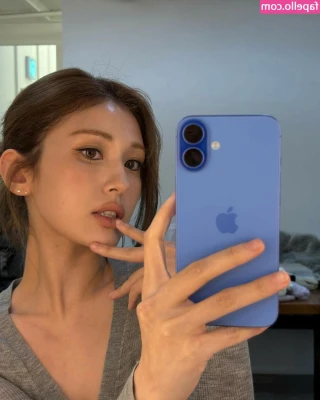 Jeon Somi/ENNIK SOMI [ jeon-somi-ennik-somi ] - Happy FeetFriday!
