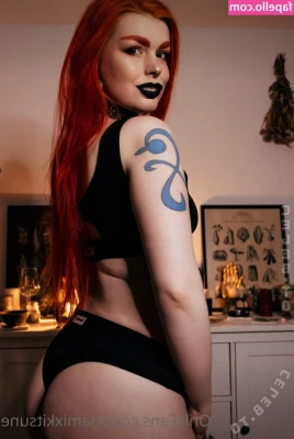 wildfoxgirl - I love to lie in bed and sit on this site, I love to chat and play