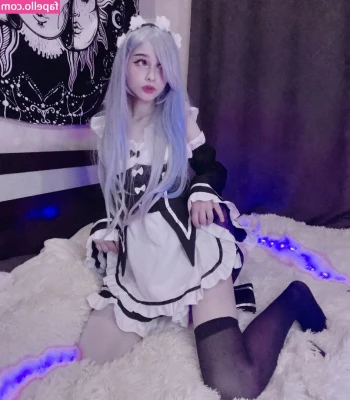 Russian-speaking streamers [ russian-speaking-streamers ] - High heeled flip flops dangle and bare foot.