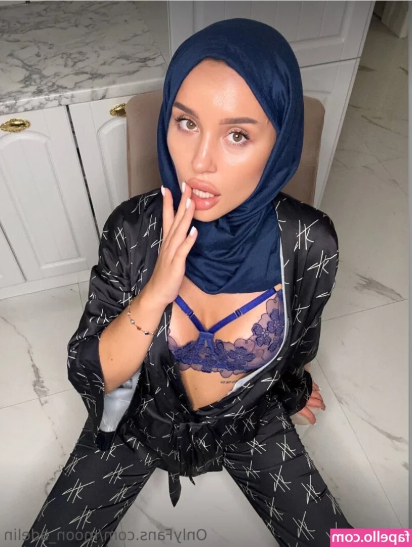 Hijab - I got my nails and toes matching 🎩