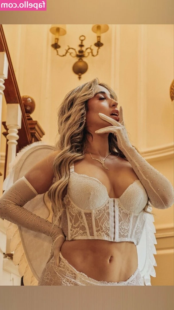 Queen Buenrostro [ queen-buenrostro ] - Ride me until you bust a nut inside