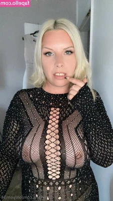 Melanie Moore [ melanie-moore ] - LADY IN RED