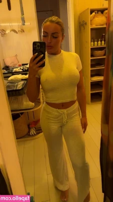 Mandy Sacs | Mandy Rose [ mandy-sacs-mandy-rose-7 ] - Relax on a karemat   Leggings and long pink toenails
