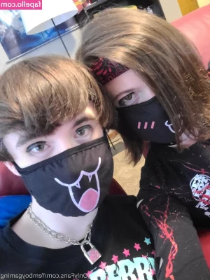 femboygaming - Heart shaped feet in a sexy pink atmosphere