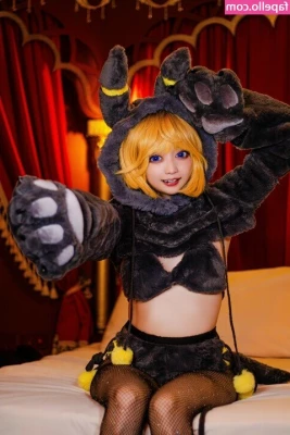 Evil Overlord Gabo [ evil-overlord-gabo ] - Here's another "sneak peek" at my new topless video FOXY MEASURES UP