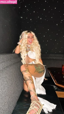 shanalah [ shanalah-6 ] - Think you can guess what color panties I'm wearing?