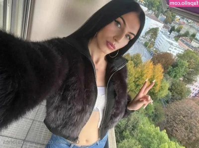 Helena Jones [ helena-jones ] - Whose the best team in football today? 🏈