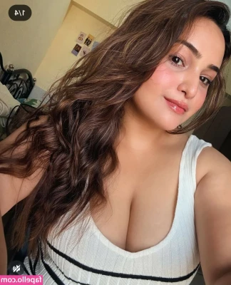 Aliya Naaz [ aliya-naaz ] - A more natural pose with natural lighting