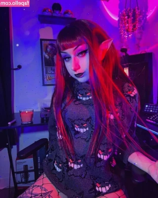Girls Play [ girls-play-1 ] - What should I film for my first scene of the year? 😈