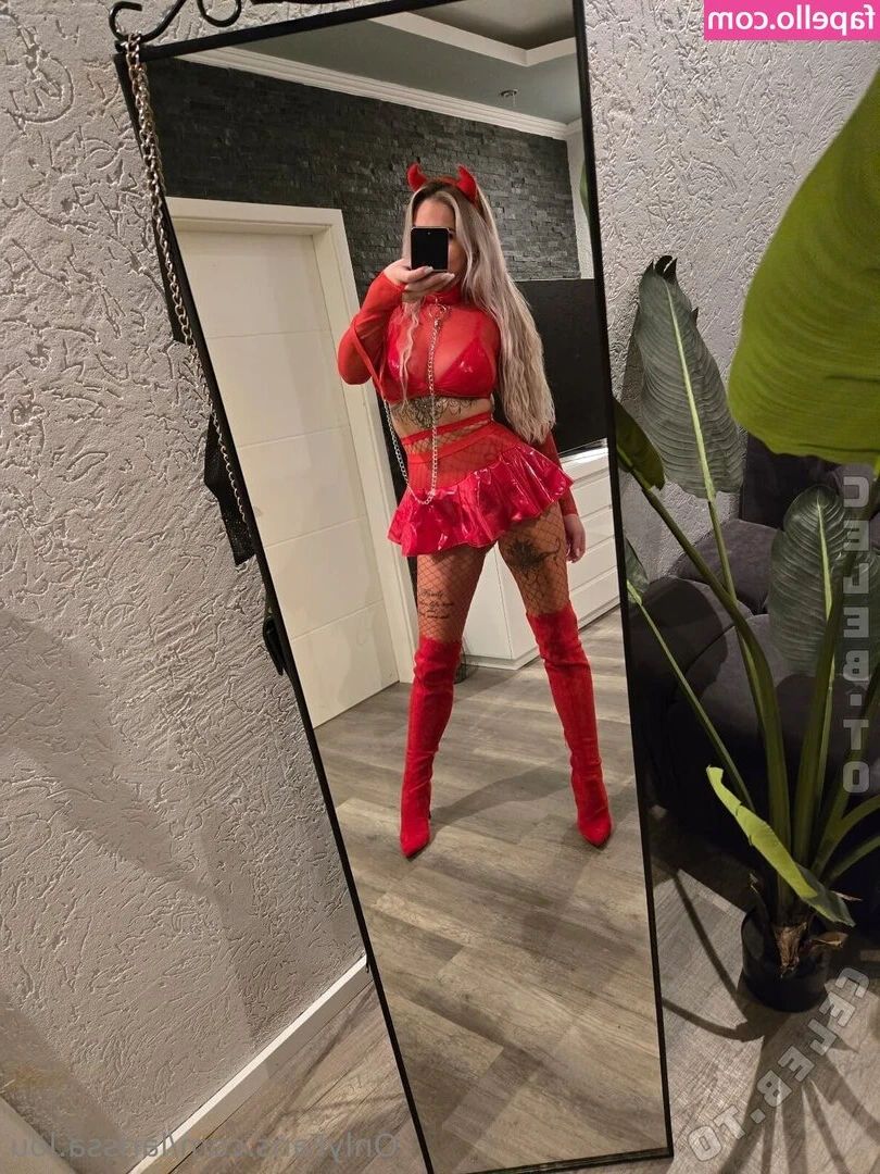 Larissa Lou [ larissa-lou-1 ] - Do you like this view