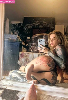 bionda - Imagine sucking on my pretty toes