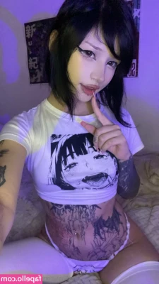 maldita_meg [ maldita-meg ] - Happy Tuesday … the day only gets better with my under boob view