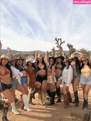 Lea Danielle [ lea-danielle ] - New rainy desert photo shoot coming later  Full face reveal of the