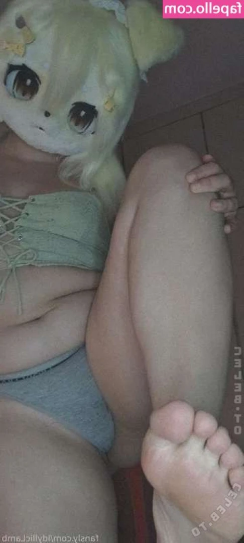 IdyllicLamb - Leccatina mattutina a questi piedini avvolti da questi collant 😍
