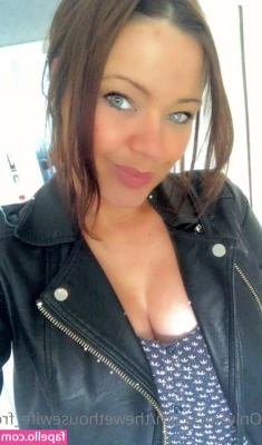 thewethousewife_free [ thewethousewife-free ] - "My step son complimented my pedicure the other day, I think he likes