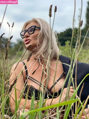 mommy_goddess [ mommy-goddess ] - Get down and do as you re told