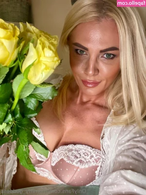 mommy_goddess [ mommy-goddess ] - Flexing video :) this tank top was a gift sent to me from my wish