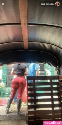 Elizabeth Lopez [ elizabeth-lopez ] - Who wants to cum 💦on my abs 😈
