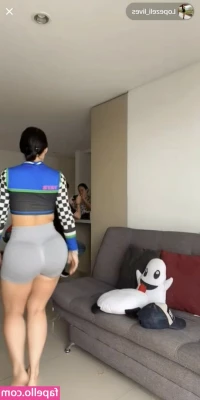 Elizabeth Lopez - Hey guys  These sit very nicely on my bare body  My slightly bare