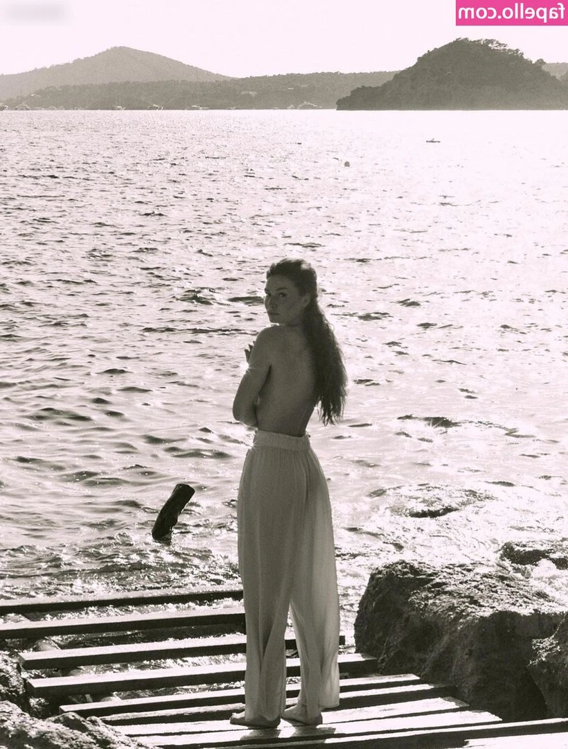 Jana Heinisch [ jana-heinisch ] - Here I am waiting    what about you