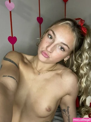 Sophie Maxson [ sophie-maxson ] - Fun clip  Tip your Mighty Maid