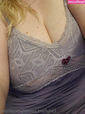 Lily Masie [ lily-masie ] - Me voy a bañar hace mucho calor