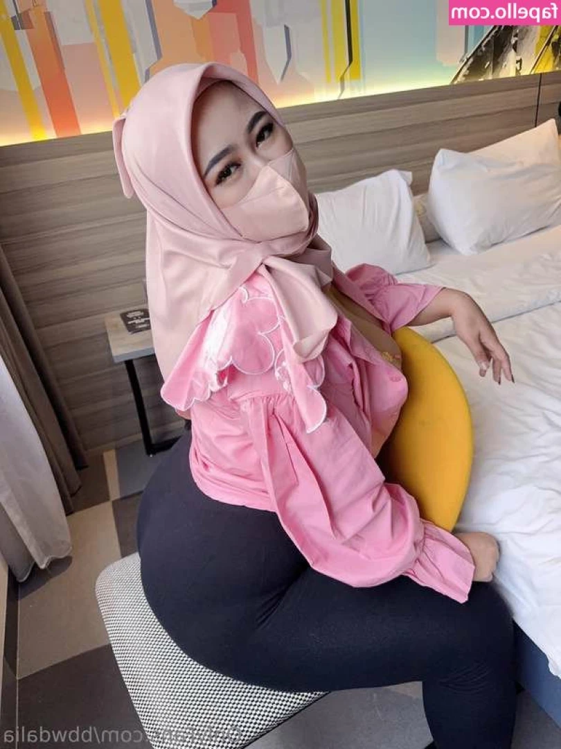 bbwmuslimdalia [ bbwmuslimdalia-5 ] - Got a couple new bruises on this tasty   unlock to see where he took