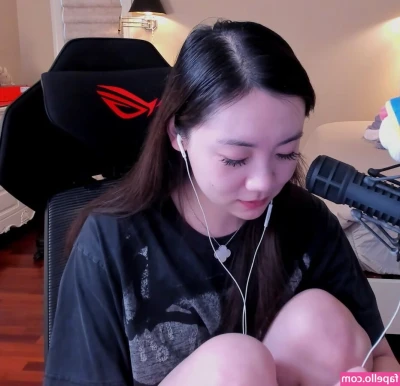 issfanfan [ issfanfan-62 ] - This is what a real bubble booty looks like🤪 panties all to the