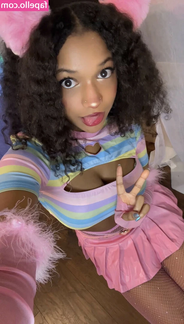 Annie Grenson [ annie-grenson-19 ] - Don t you love how innocent I look in the first one