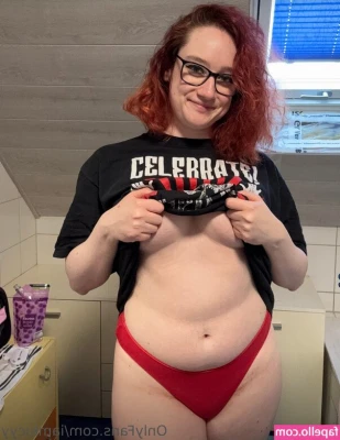 Lucy Bella [ lucy-bella ] - Wanna see more     feet  boobs  tellmewhatyouwant