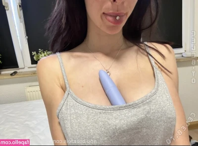 Melinskii_offical [ melinskii-offical-1 ] - I need someone to play with my tits and pussy in my backyard   Any