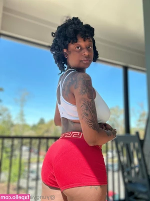 yungyannahfetish [ yungyannahfetish-5 ] - Who can give the best lap dance?