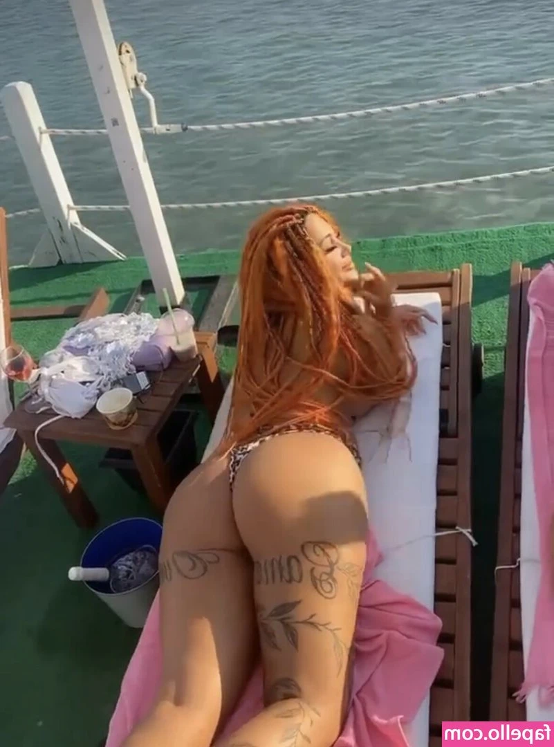 Cikolatabetter - Tonight you will have a chance to peek under this shiny dress 🤩😋