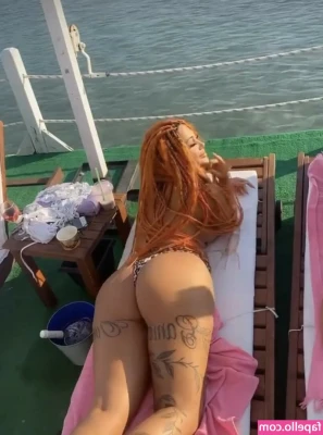 Cikolatabetter - Tonight you will have a chance to peek under this shiny dress 🤩😋