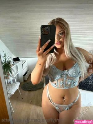 Lara Lucia [ lara-lucia-4 ] - Are you tired of Christmas presents yet